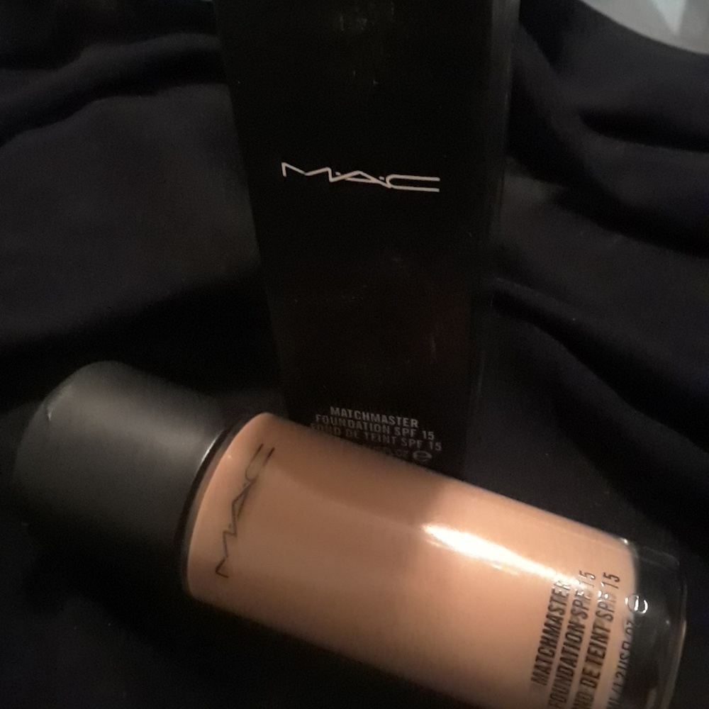 Authentic MAC Liquid NW45 Foundation